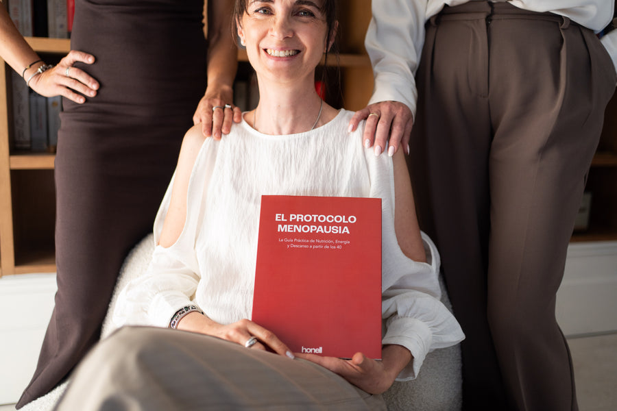 El equipo de Honell con el libro